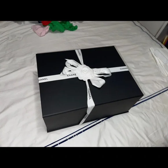 Authentic Chanel Timeless Classic Maxi DoubleFlap Caviar Leather w/Gold hardware - Picture 11 of 14